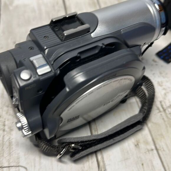 Hitachi DZ-MV730A DVD RAM Camcorder With 16X Optical 240X Digital Zoom - Picture 4 of 9